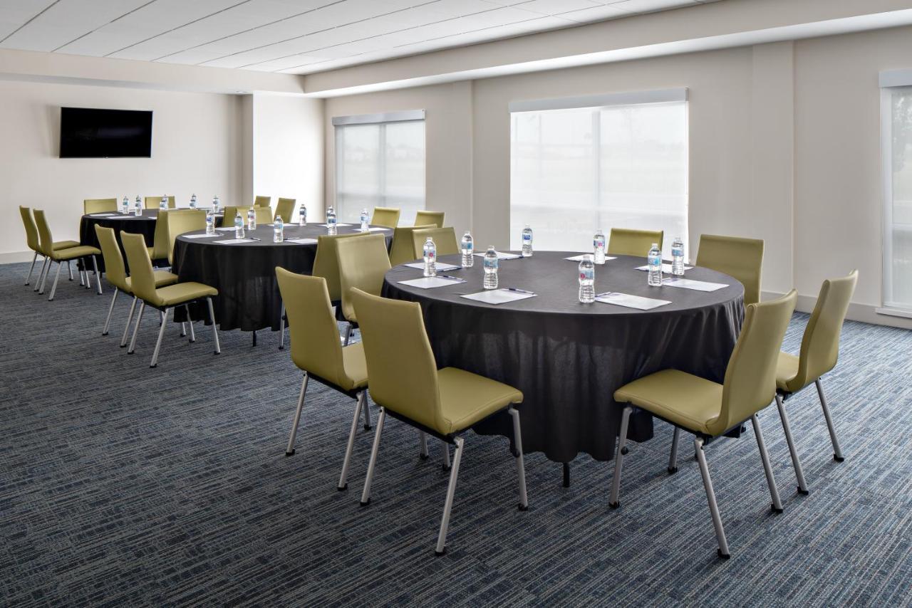Holiday Inn Express & Suites - Elkhorn - Lake Geneva Area By Ihg Exteriör bild