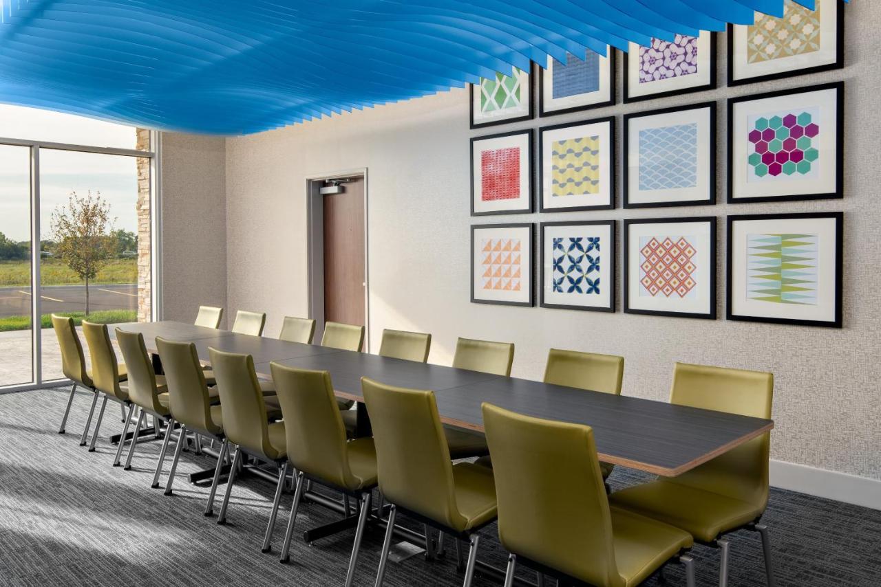 Holiday Inn Express & Suites - Elkhorn - Lake Geneva Area By Ihg Exteriör bild