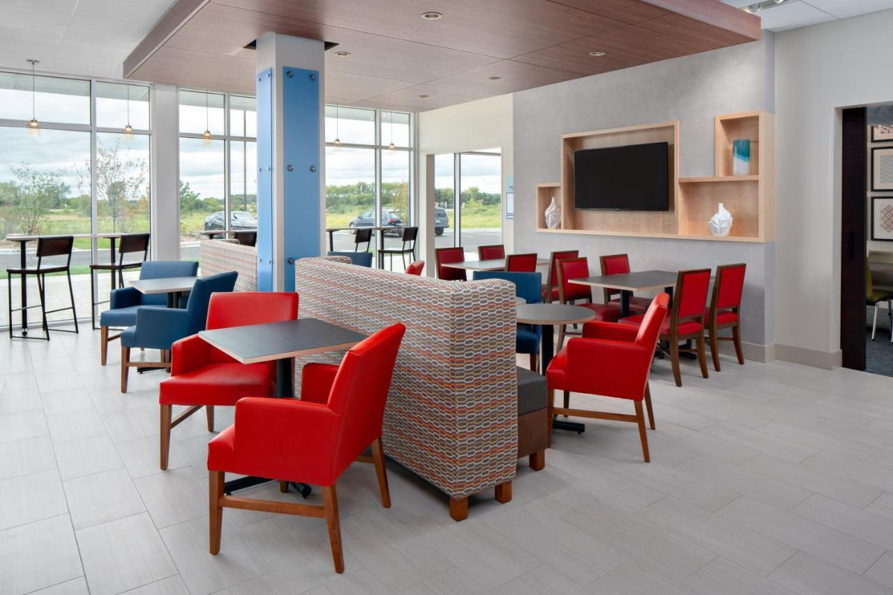Holiday Inn Express & Suites - Elkhorn - Lake Geneva Area By Ihg Exteriör bild