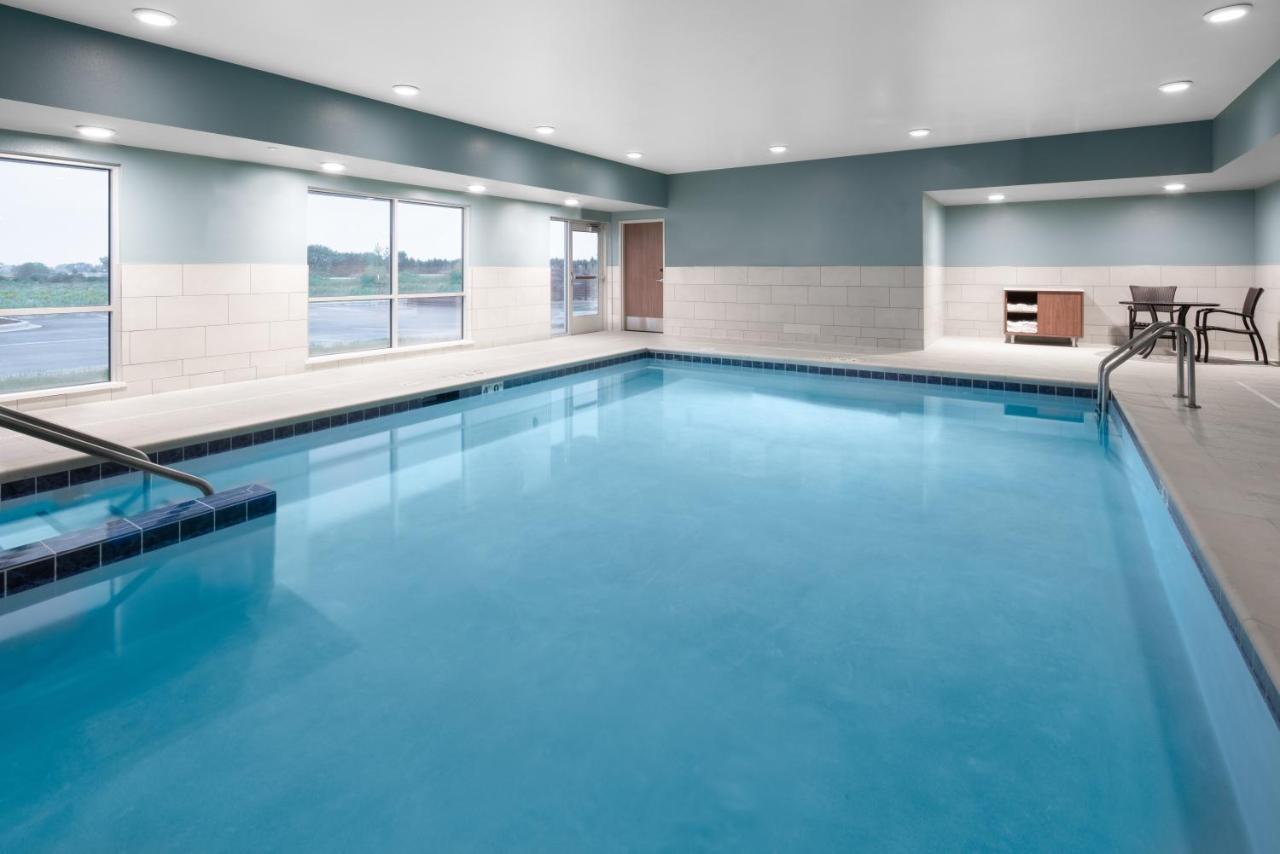 Holiday Inn Express & Suites - Elkhorn - Lake Geneva Area By Ihg Exteriör bild