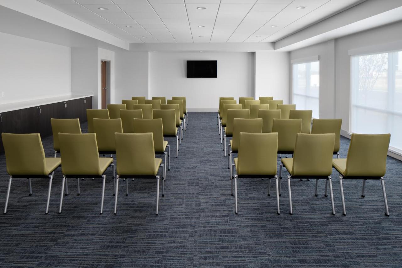 Holiday Inn Express & Suites - Elkhorn - Lake Geneva Area By Ihg Exteriör bild