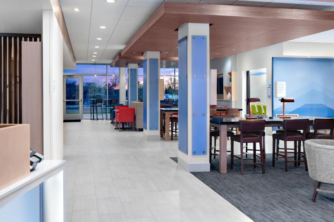Holiday Inn Express & Suites - Elkhorn - Lake Geneva Area By Ihg Exteriör bild